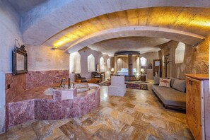 Teraslı King Suite | 2 dormitorios, sábanas de algodón egipcio, ropa de cama de alta calidad