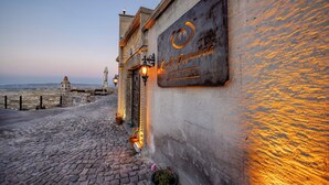 Une rue pavée menant à un bâtiment sur lequel on peut lire l’inscription « Eco Of Cappadocia ».