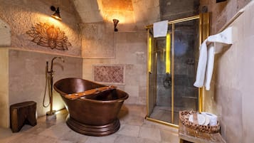 Family Suite | Baño | Amenidades de baño de diseñador, secadora de cabello, batas, pantuflas