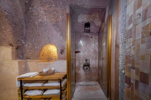 Honeymoon King Suite | Bathroom