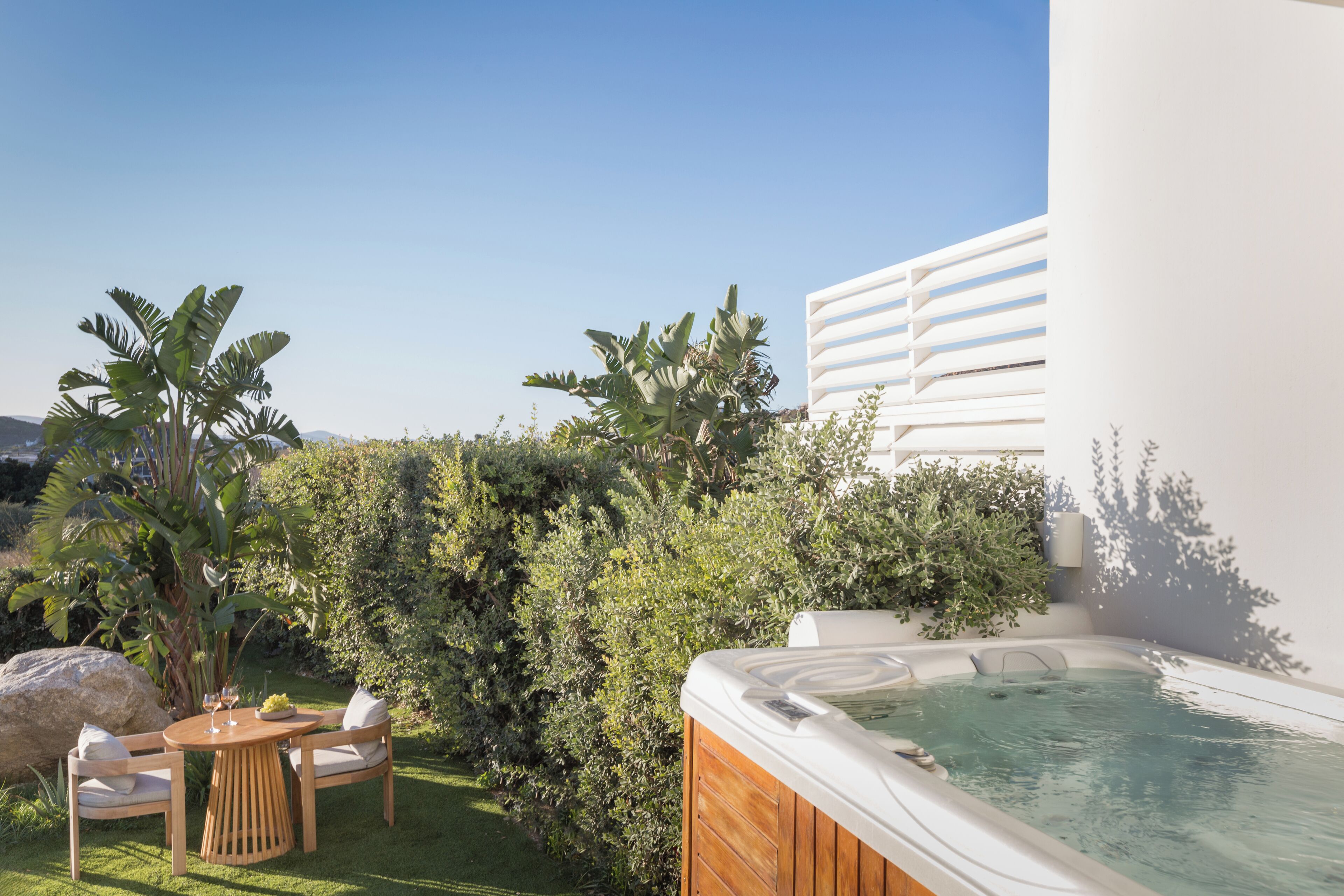 Minibar, caja de seguridad en la habitación y escritorio 