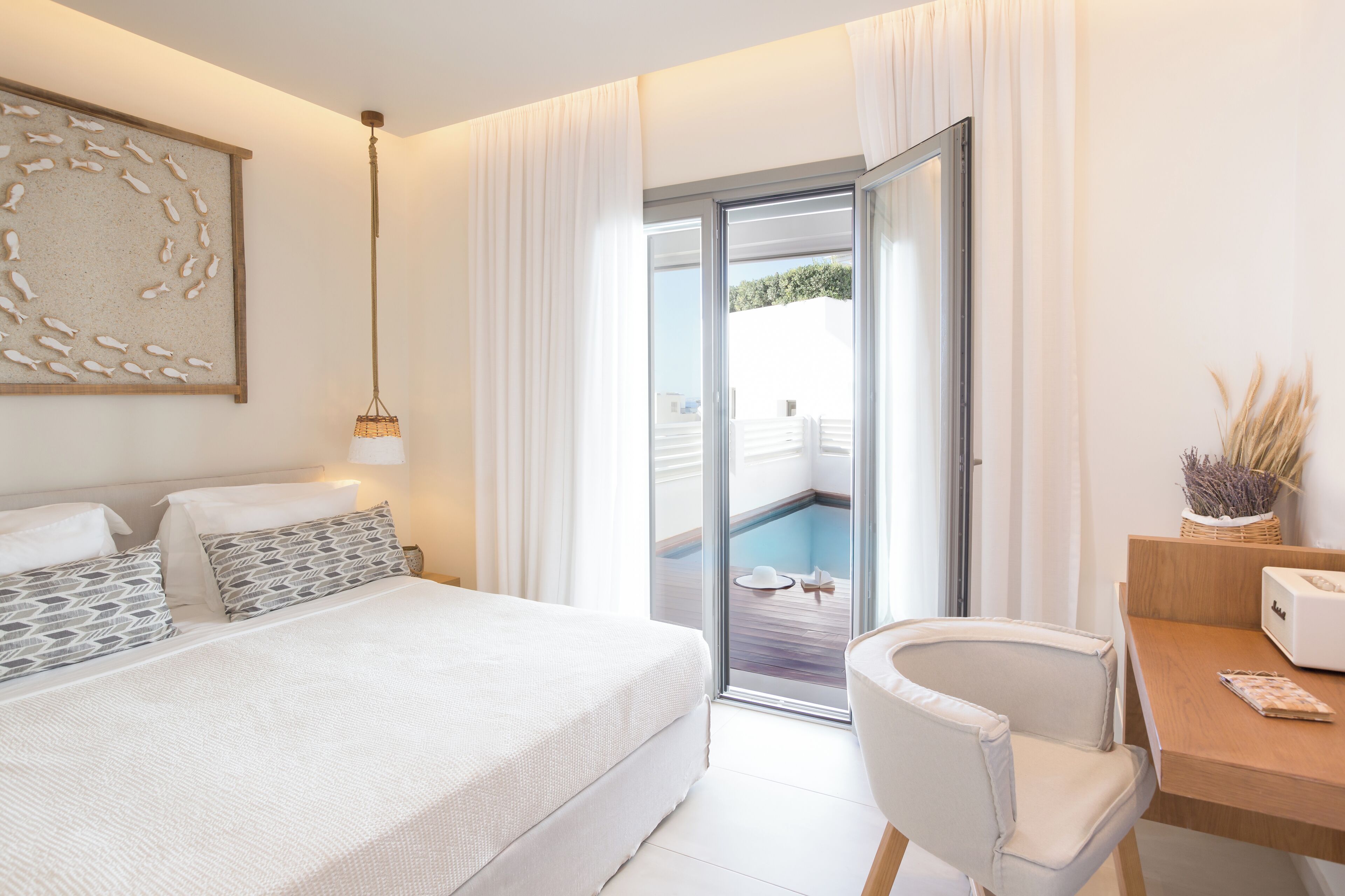 Habitación Confort, alberca privada | Minibar, caja de seguridad en la habitación y escritorio 