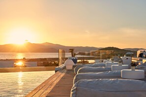 季節性室外游泳池,提供泳池遮陽傘和日光浴躺椅