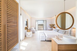 Sea View Suite with Outdoor Hot Tub | Minibar, coffres-forts dans les chambres, bureau, chambres insonorisées