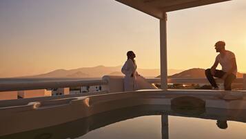 Frigobar, cofres nos quartos, escrivaninha, quartos à prova de som