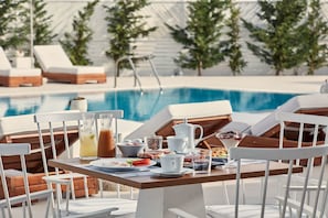 Free daily cooked-to-order breakfast
