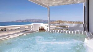 A hot tub with a view of the sea and mountains. - 18 Grapes Hotel (Naxos)