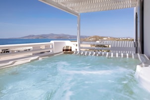 Sea View Suite with Outdoor Hot Tub | Frigobar, cofres nos quartos, escrivaninha, quartos à prova de som