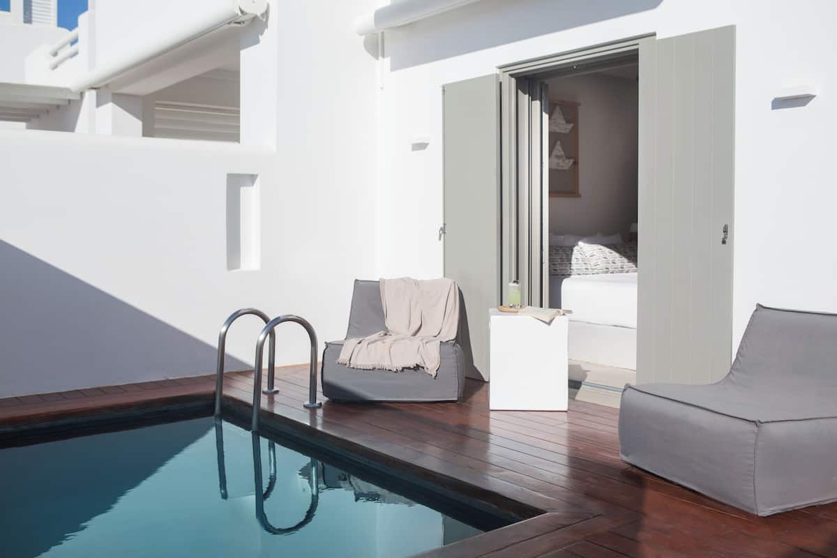 Minibar, caja de seguridad en la habitación y escritorio