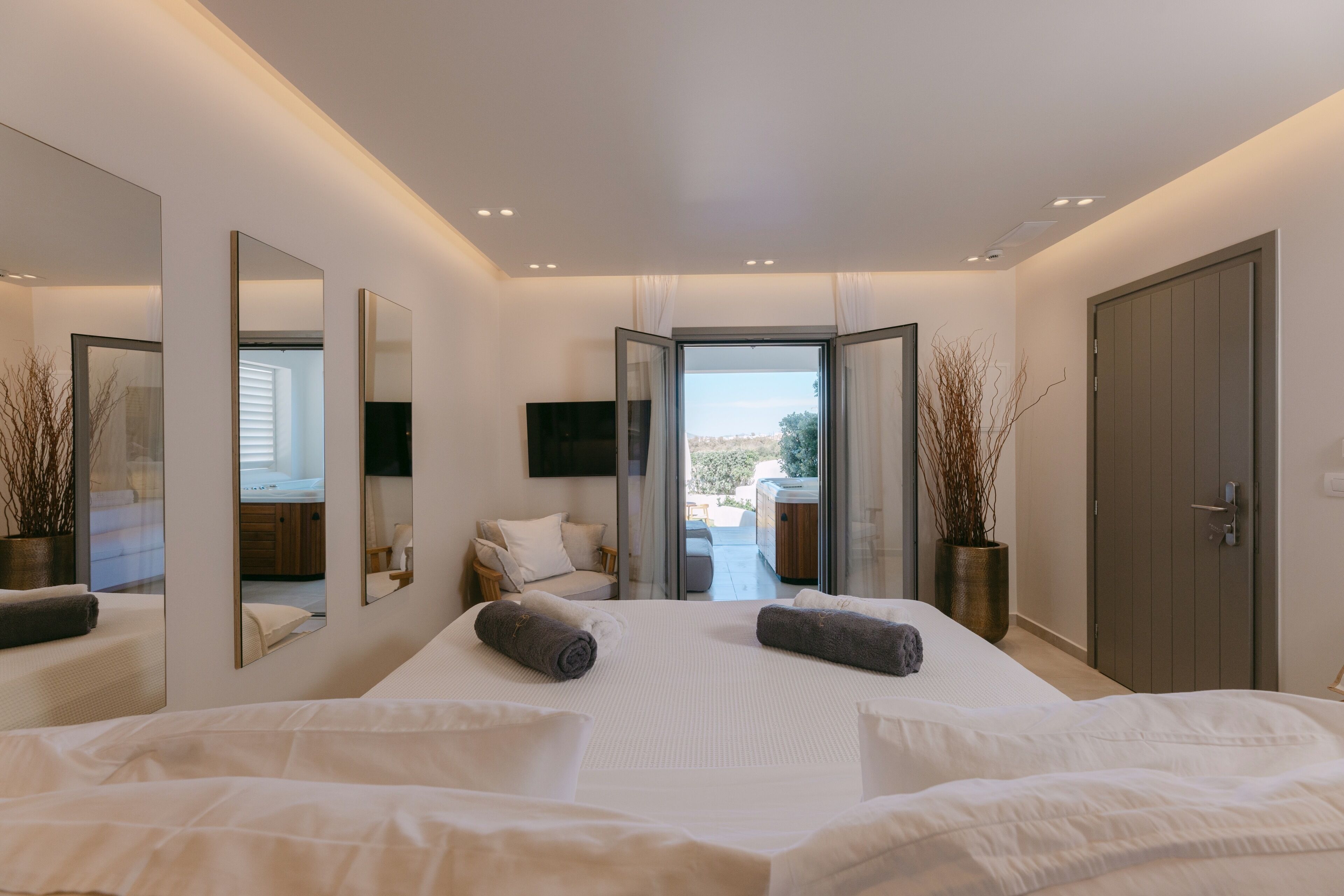 Partial Sea View Room with Private Garden and Outdoor Hot Tub | Minibar, coffres-forts dans les chambres, bureau, chambres insonorisées