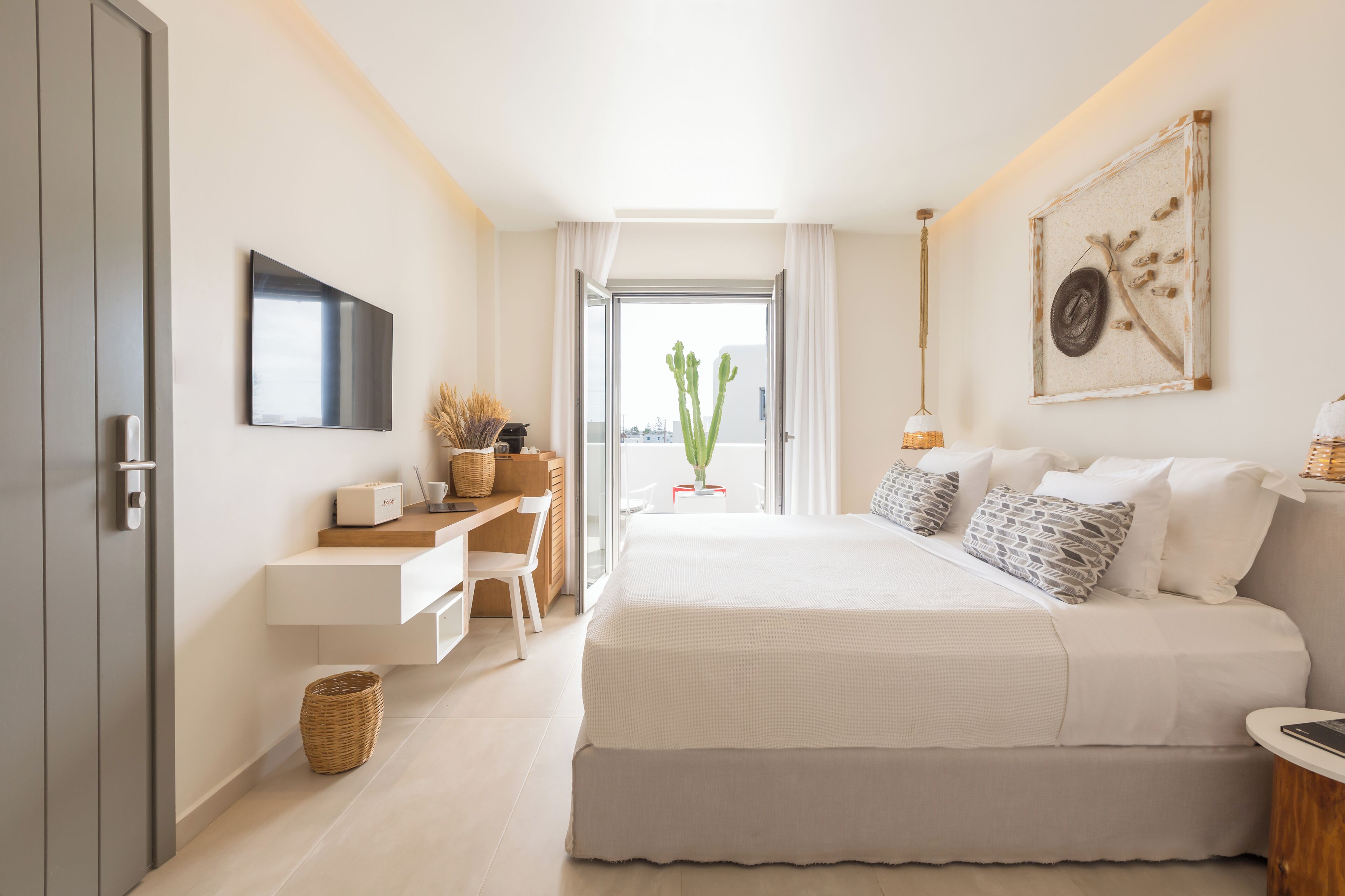 Minibar, caja de seguridad en la habitación y escritorio 