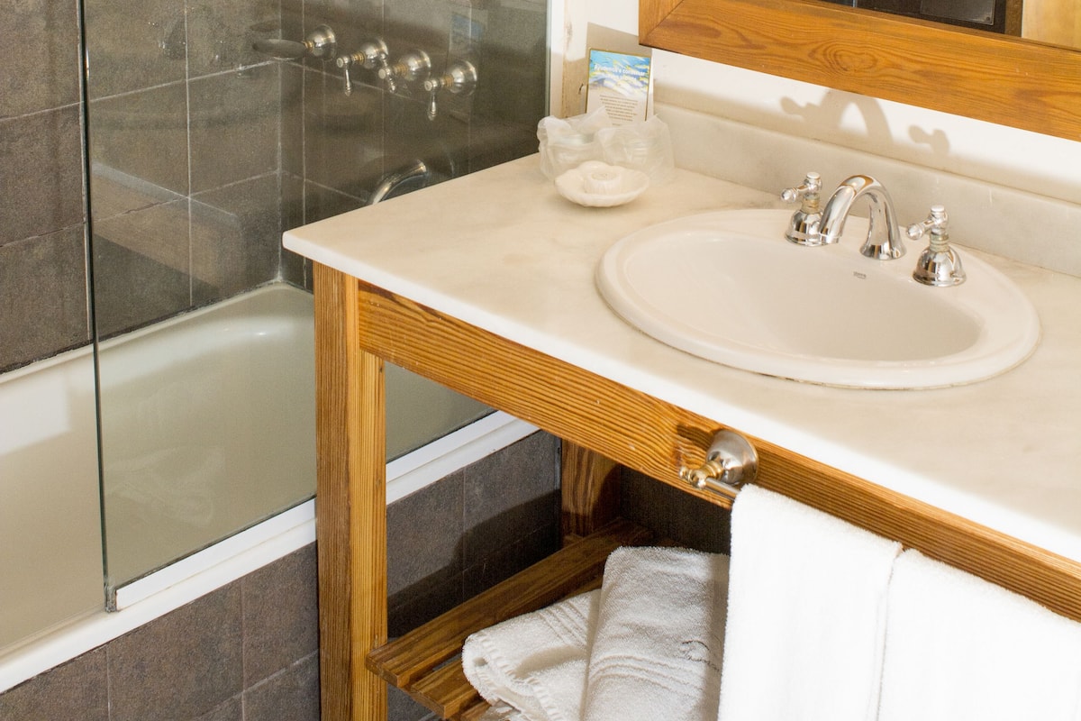 ฝักบัวในอ่างอาบน้ำ, ของใช้ในห้องน้ำฟรี, ไดร์เป่าผม, เสื้อคลุมอาบน้ำ