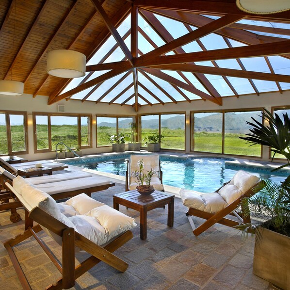 Innendørsbasseng og utendørsbasseng