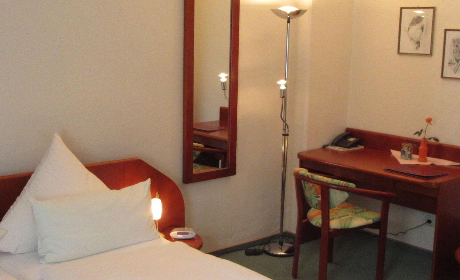 desk, free wifi, bed sheets