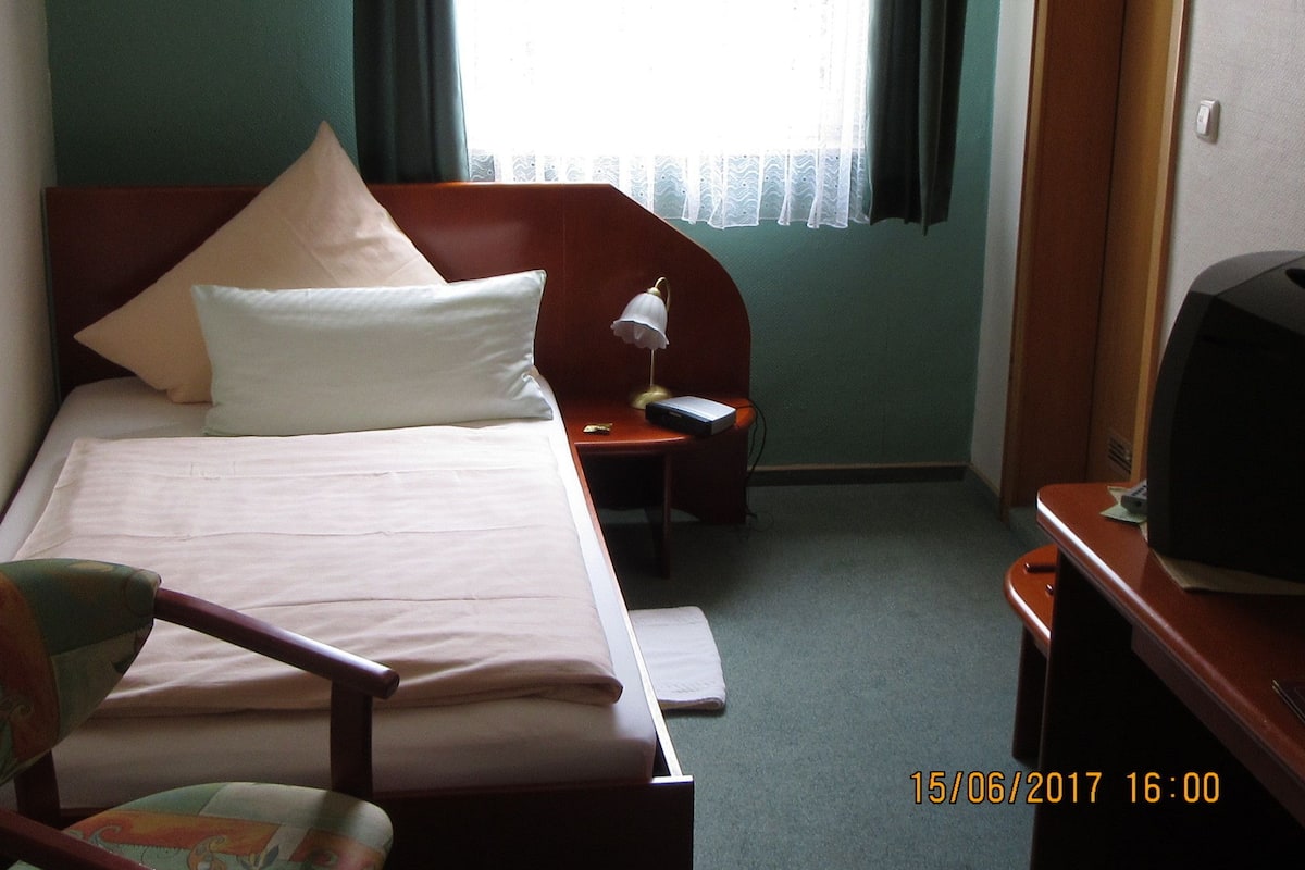single room | desk, free wifi, bed sheets