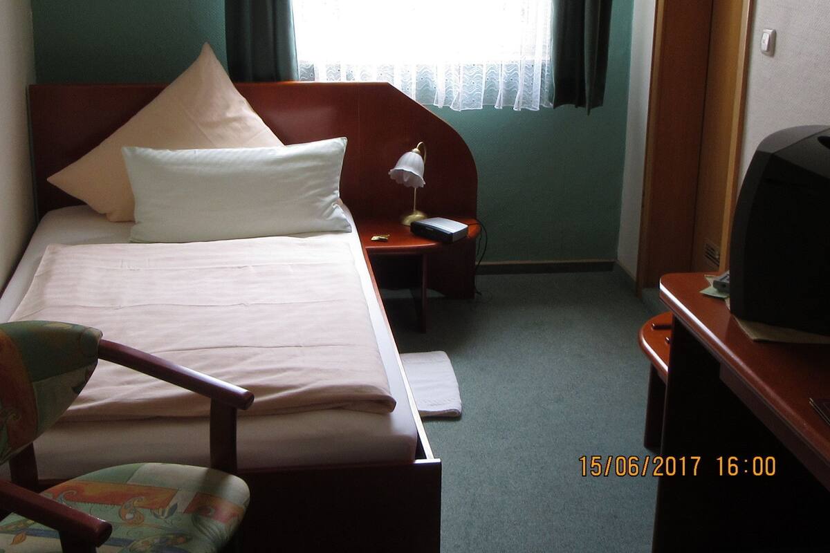 Escritorio, wifi gratis y ropa de cama