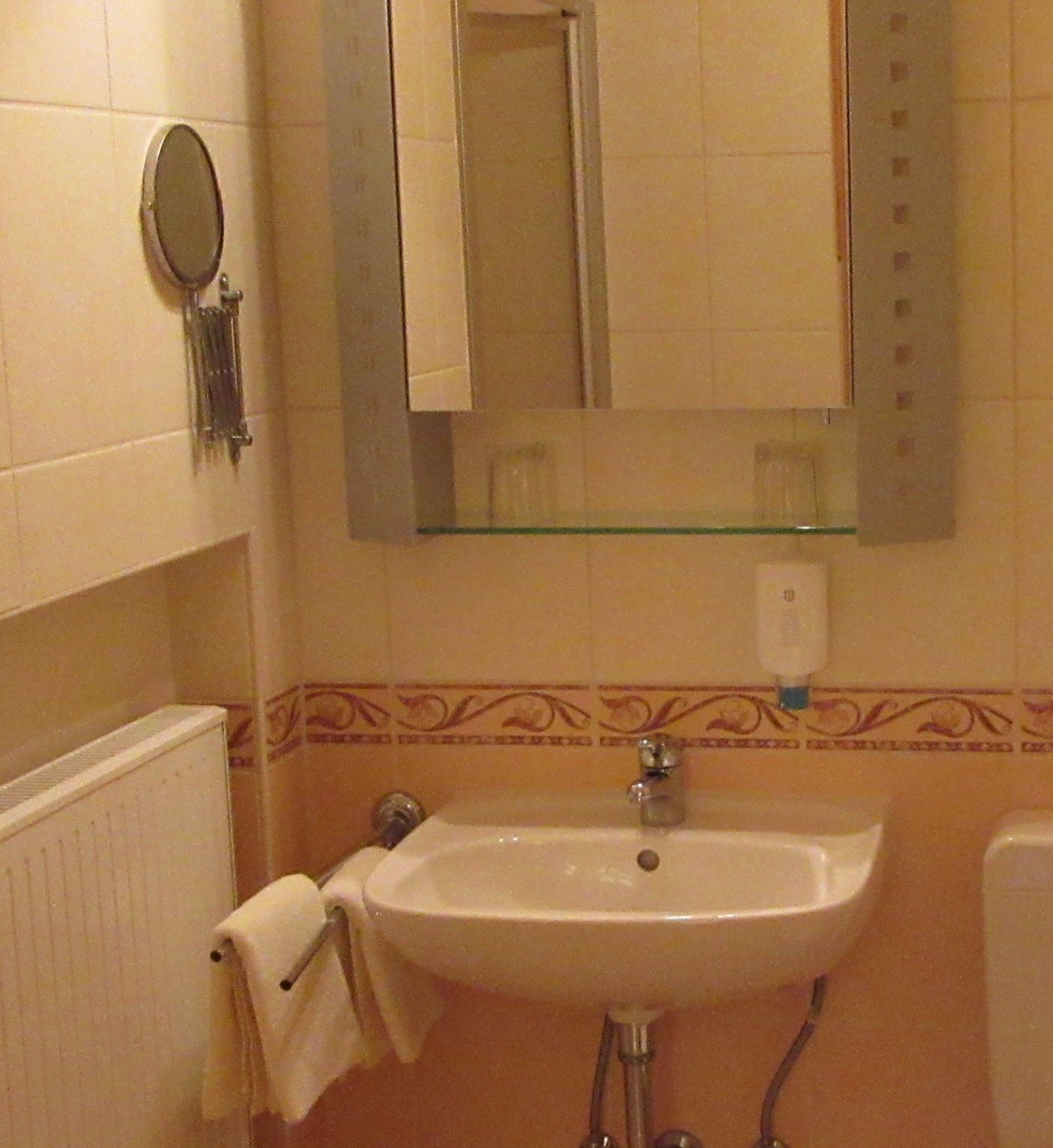 double room | bathroom | shower, rainfall showerhead, free toiletries, hair dryer