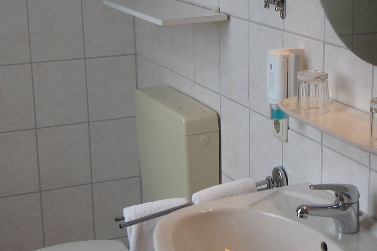 single room | bathroom | shower, rainfall showerhead, free toiletries, hair dryer