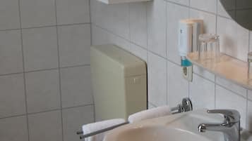 Ducha, cabezal de ducha tipo lluvia, artĂculos de tocador gratuitos