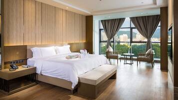 Deluxe Suite With River View | Minibar, in-room safe, desk, blackout drapes