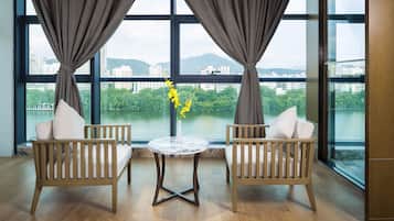 Deluxe Suite With River View | Minibar, in-room safe, desk, blackout drapes