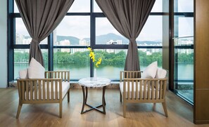 Deluxe Suite With River View  | Minibar, in-room safe, desk, blackout drapes - Sanya Shuang Da International Hotel (Sanya)