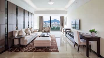 Deluxe Family Suite With River View | Minibar, in-room safe, desk, blackout drapes