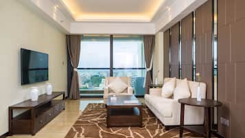 Deluxe Family Suite With Sea View | Minibar, in-room safe, desk, blackout drapes