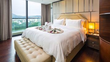 Deluxe Family Suite With River View | Minibar, in-room safe, desk, blackout drapes