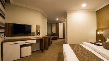 Ropa de cama de alta calidad y caja de seguridad en la habitación