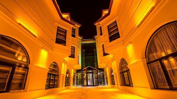 A hotel lobby with a central entrance, arched windows, and a marble floor. - Kars-i Sirin Hotel (Kars)