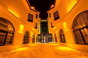 住宿正面 - 傍晚/夜晚