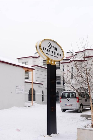 Free self parking - Kars-i Sirin Hotel (Kars)