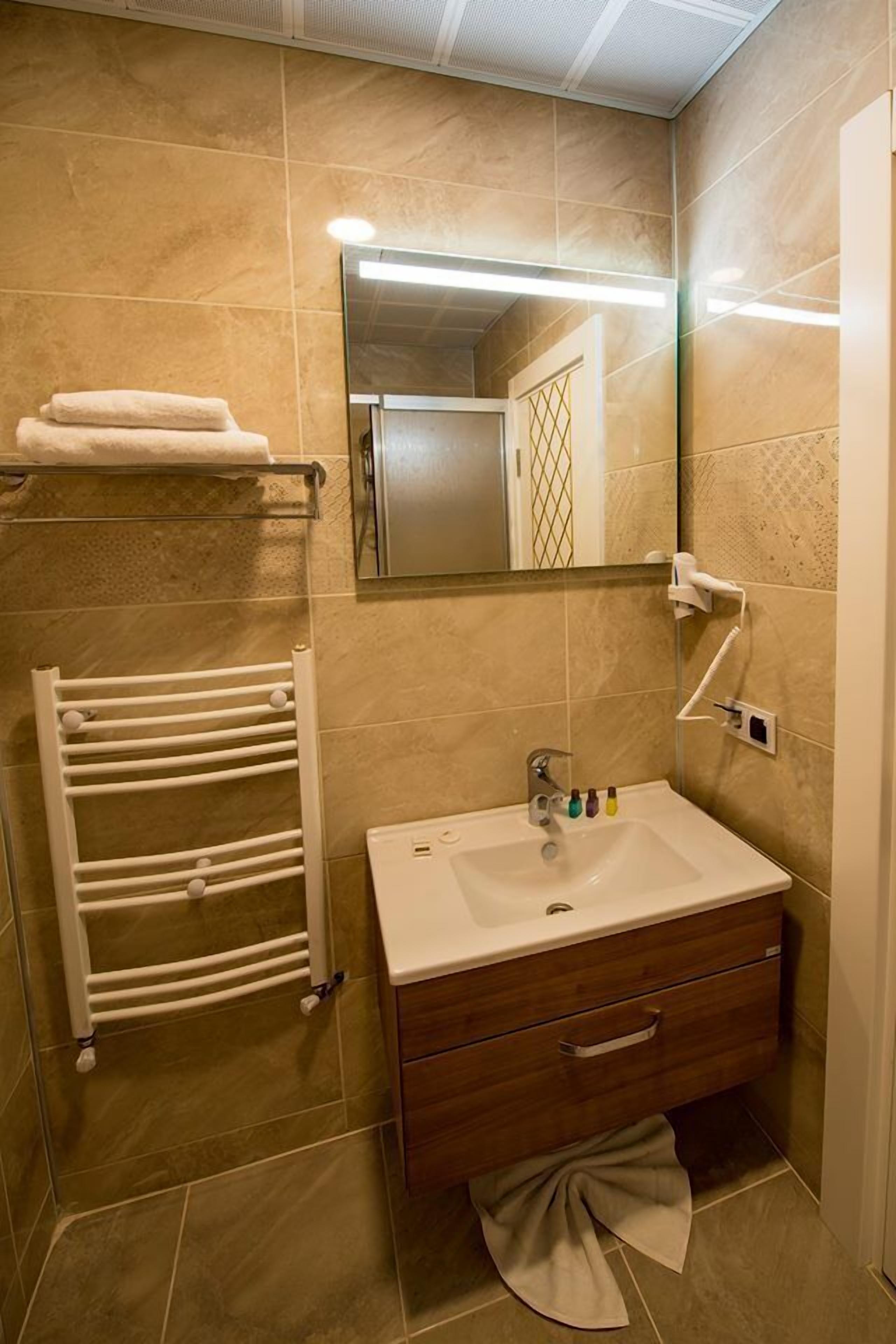 deluxe double room | bathroom | shower, free toiletries, hair dryer, slippers