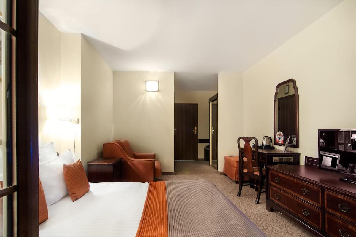 Family Studio | In-room safe, desk, iron/ironing board, cots/infant beds