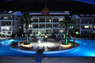 2 室内游泳池，2 室外游泳池，池畔遮阳伞，日光浴躺椅