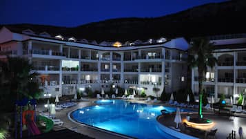 2 piscine coperte, 2 piscine all'aperto, ombrelloni da piscina, lettini