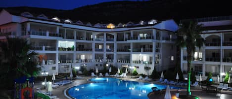 2 albercas techadas, 2 albercas al aire libre y sombrillas en la alberca