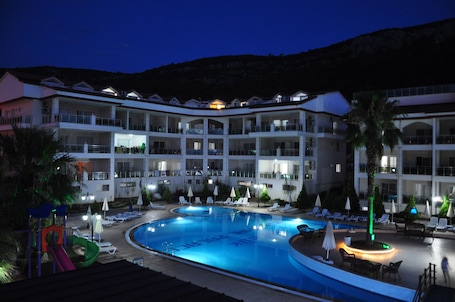 2 piscinas techadas, 2 piscinas al aire libre, sombrillas