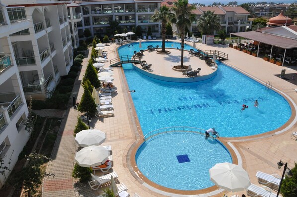 2 indoor pools, 2 outdoor pools, pool umbrellas, sun loungers - Akbük Palace Hotel & Residence (Didim)