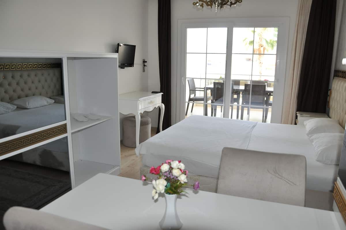 Studio Deluxe, 1 lit double | Coffres-forts dans les chambres, bureau, chambres insonorisées