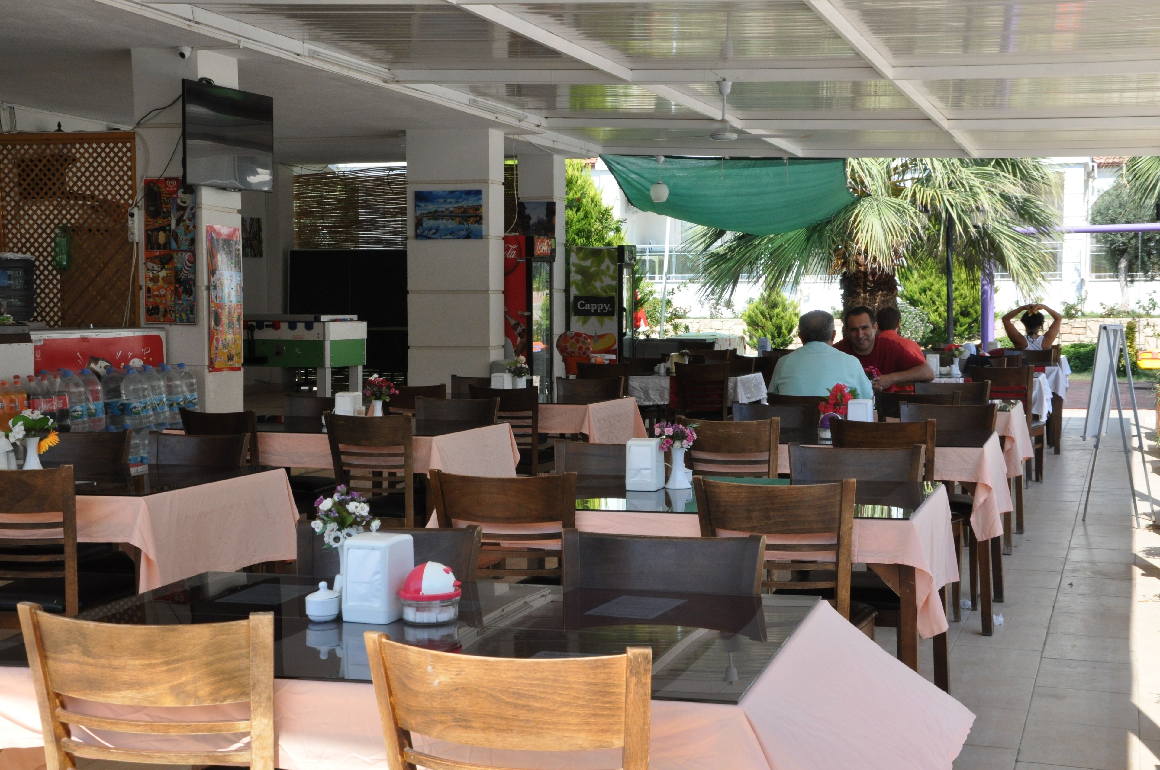 Serveert ontbijt, lunch en diner