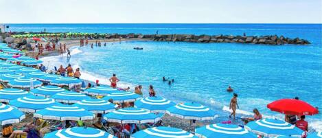 Chaises longues, parasols, serviettes de plage, beach-volley