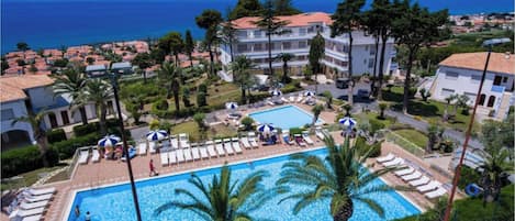 Seasonal outdoor pool, pool umbrellas, sun loungers