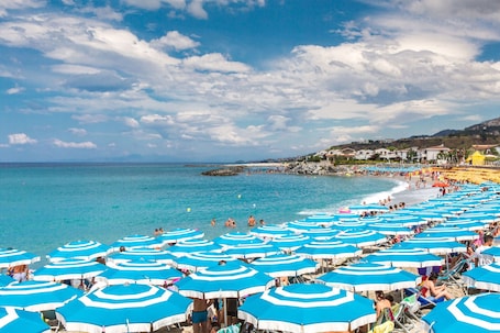 Tumbonas, sombrillas, toallas de playa y vóley playa. Hotel La Castellana