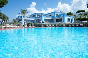 季节性开放的室外游泳池，池畔遮阳伞，日光浴躺椅