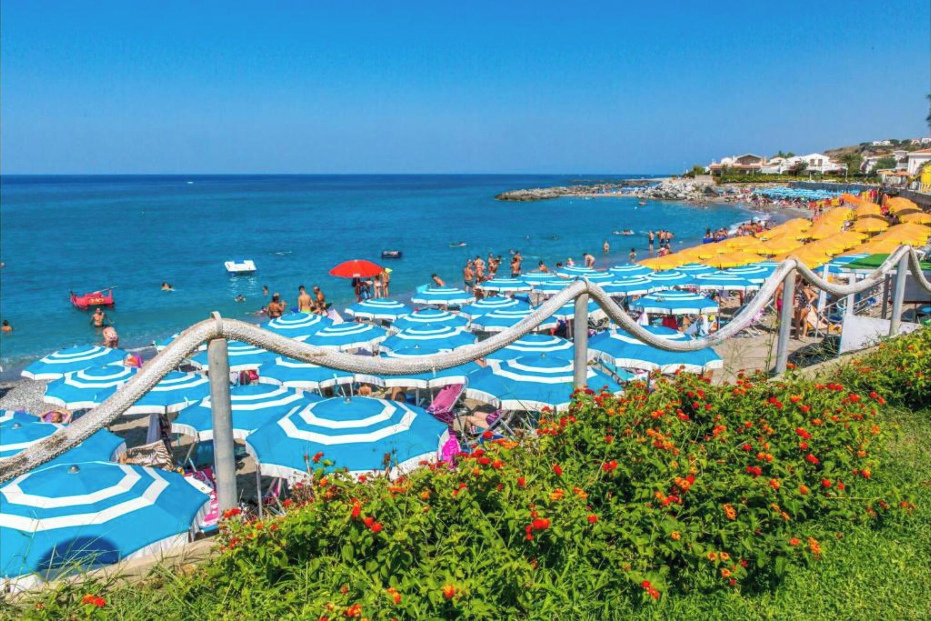 Sillas reclinables de playa, sombrillas, toallas de playa