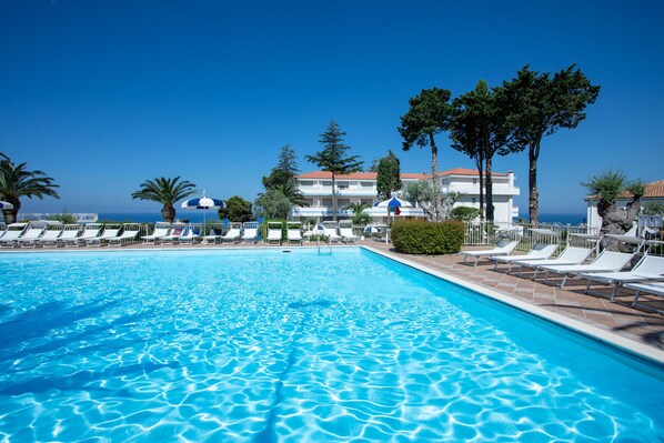 Alberca al aire libre por temporada y sombrillas en la alberca 