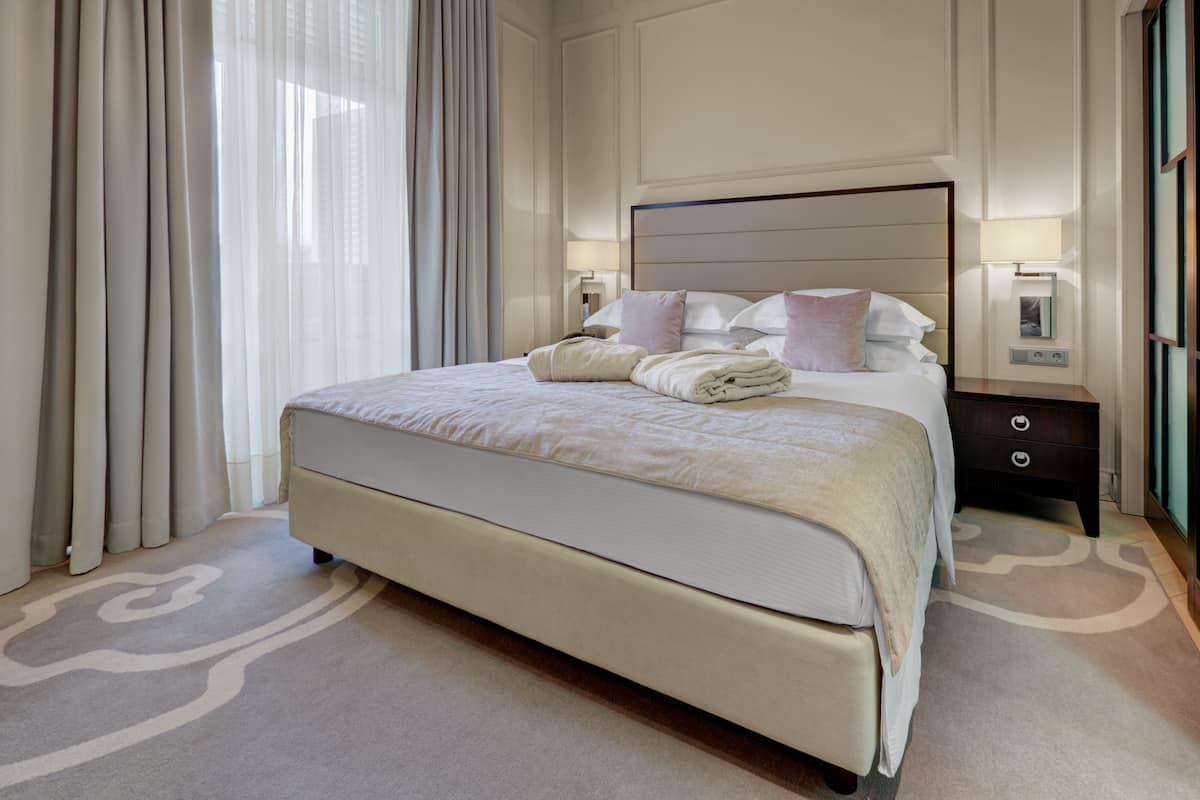 Suite – standard (park view) | Sengetøy av topp kvalitet, minibar, safe på rommet og skrivebord