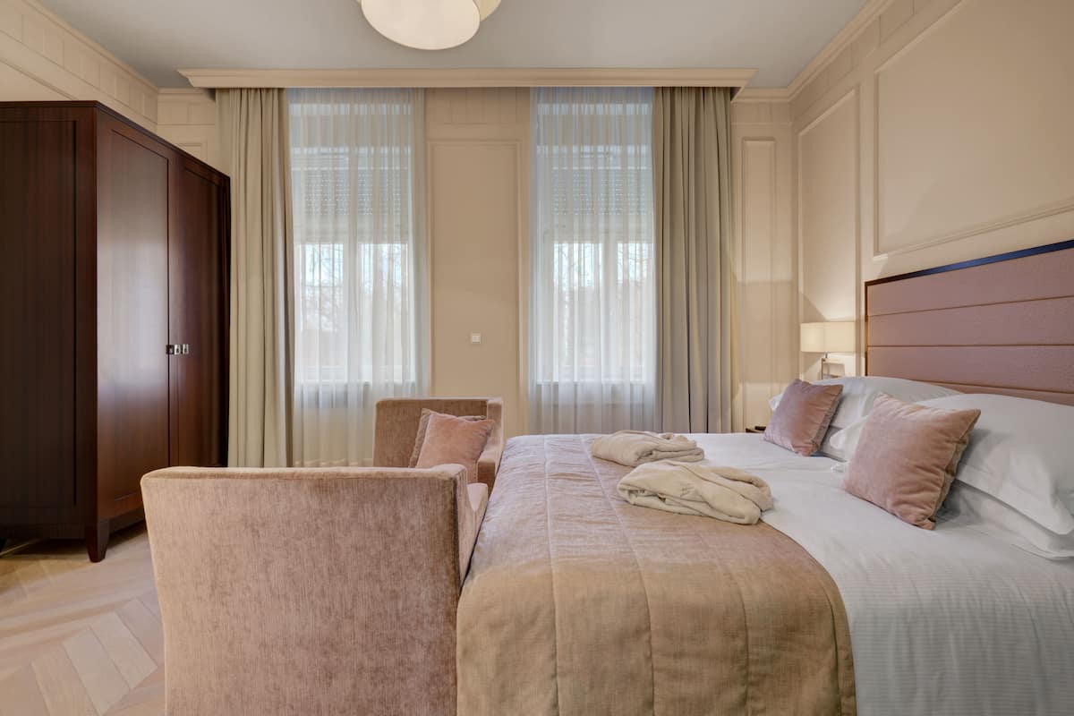 Suite – standard (forest view) | Sengetøy av topp kvalitet, minibar, safe på rommet og skrivebord